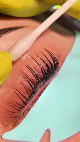 Pulire l'infracigliare dopo il trattamento di laminazione delle ciglia è fondamentale per prevenire allergie. 🧼✨  In particolare, quando le ciglia sono folte o quando la cliente ha il trucco semipermanente infracigliare, può essere difficile assicurarsi di aver pulito a fondo. In questi casi, l'acqua è un grande alleato! 💧 Se noti troppi residui di colla o tinta, puoi anche utilizzare uno shampoo delicato. In questo modo, sarai sicura di aver effettuato una pulizia accurata e di ottenere un risultato finale impeccabile. Ricorda che questo è ciò che la tua cliente si aspetta di vedere dopo il primo lavaggio degli occhi! 👀💖 Non preoccuparti di lavare, perché né l'acqua né lo shampoo influiscono sui ponti di solfuro. Se il trattamento è stato eseguito correttamente, il ricciolo ottenuto sarà perfetto anche dopo il lavaggio. 🌟 Infine, non dimenticare di applicare il tuo siero preferito! E se questo post ti è stato utile, metti un 