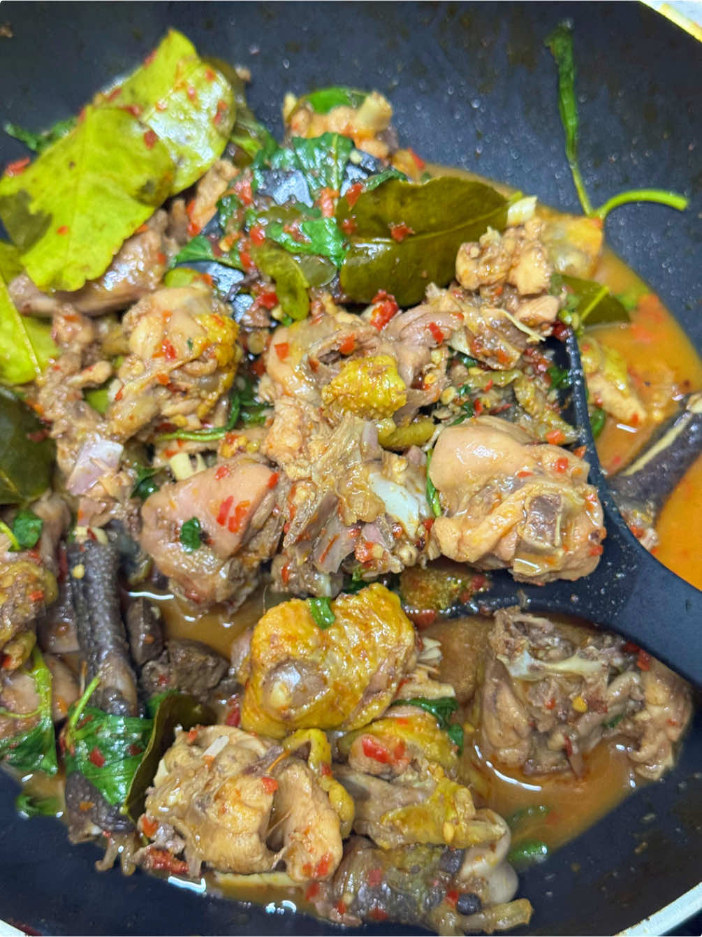 #ผัดเผ็ดไก่บ้าน #เมนูโปรดบ้านนี้อีกหนึ่งเมนูที่ข้าวหมดหม้อ #ไก่บ้านผัดเผ็ดอร่อยมาก 😋😋