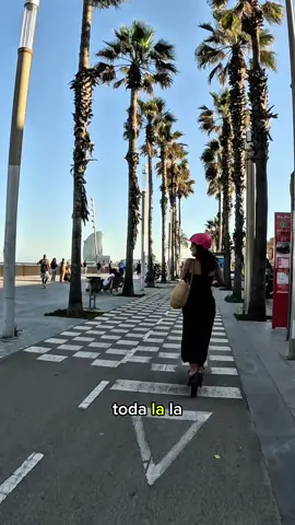 Comenta: Barcelona para que conozcas más lugares para visitar en esta maravillosa ciudad 🇪🇸 Y ve el video completo de esta ruta que hice en Patinete por La Barceloneta en YouTube 😍 uno de mis lugares favoritos y te cuento por qué 🫶🏻 Se vienen muchísimos destinos más en mi canal así que suscríbete para que me acompañes en cada aventura 🇮🇹🇪🇸🇫🇷🇨🇭🇻🇪 #Barcelona #barceloneta #barcelonaespaña #barca #españa #spain