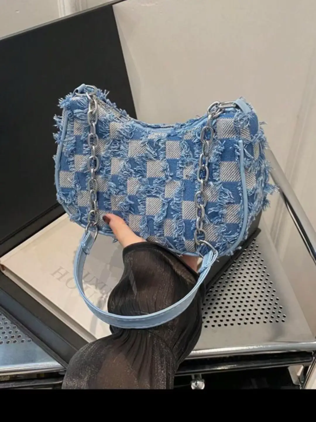 Ces sacs ne sont pas juste jolis… ils sont solides, pratiques et pensés pour durer ✨ Chaque modèle est choisi avec soin pour t’apporter un style élégant, tout en restant accessible 🤍 Tu cherches un sac qui complète ta tenue, te rend unique et te suit partout sans s’abîmer ? Regarde bien cette vidéo 👇🏽 ✔️ Qualité premium ✔️ Finitions soignées ✔️ Disponible sur commande 📍 Livraison disponible au Sénégal #foryou #senegal #voilemoderne #entrepreneuse #mode2025 #fpy #foryoupage #videoviral #visiblitetiktok #galsen_tiktok 