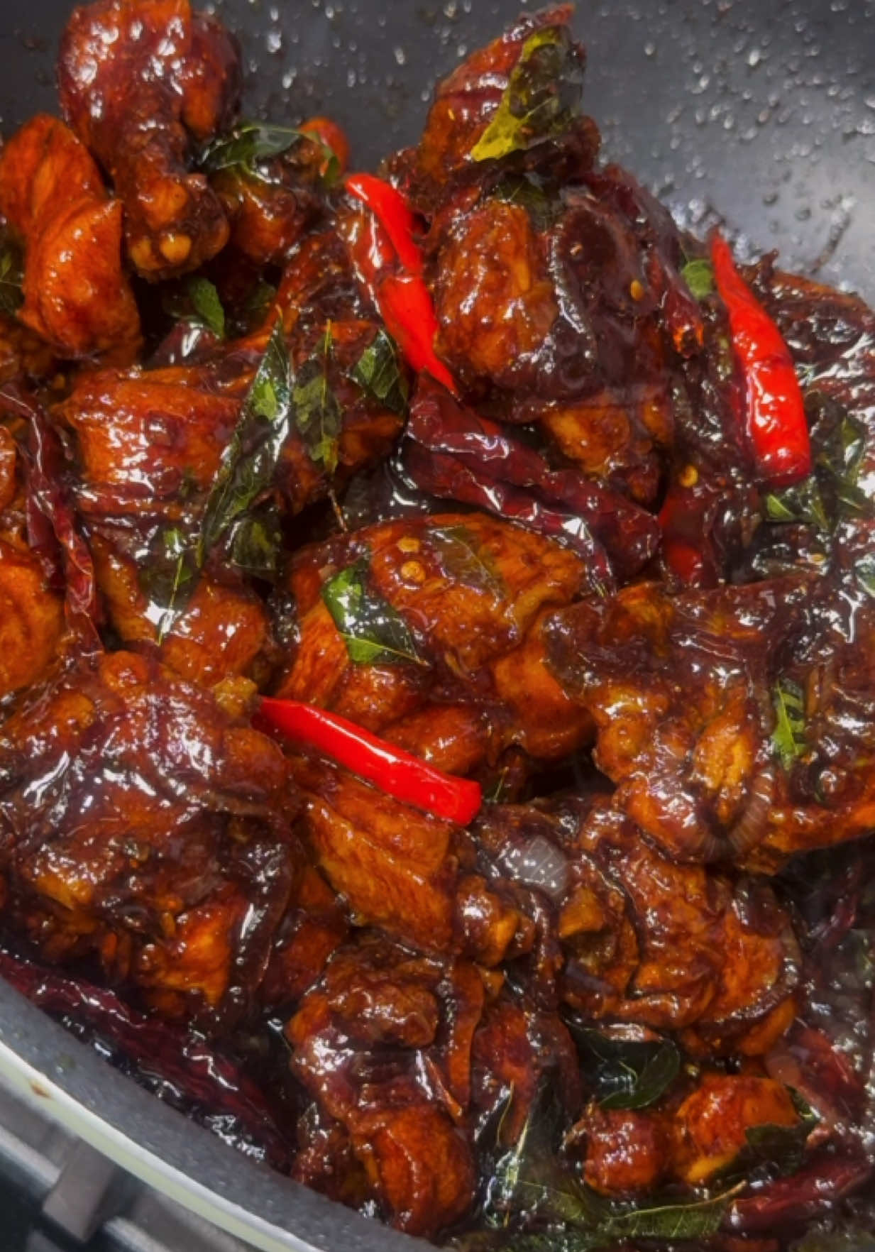 TIPS Ayam Kicap Kilat-kilat, baca caption Ayam Kicap Daun Kari Kilat-kilat. Saya suka ayam kicap yang sosnya pekat melekat kat ayam, basah-basah dan cantik kilat-kilat. Tipsnya, letak sedikit gula batu. Gula batu tak manis ya, ia akan menyebabkan sos jadi pekat dan berkilat. Moh le buat! . ♨️Bahan-bahan ▪️Ayam Goreng 1 ekor ayam (potong kecik) & perap dengan: ▫️Serbuk kunyit Adabi ▫️Garam Adabi ▫️Serbuk lada hitam ▫️Sedikit perahan limau nipis ▪️Bahan Sos 7 biji bawang kecil - mayang 5 ulas bawang putih - mayang 2 inci halia - mayang 3-4 pelepah daun kari 7 biji cili kering - potong 3 7 biji cili padi - optional 1 sdb Perencah Sup Adabi ⅓ cwn Sos Tiram Adabi ¼ cwn Kicap Lemak Masin Adabi 50g gula batu 1 sdb Cooking Caramel 1 sdk Pes Asam Jawa Xtra Adabi 1 ½ cawan air Serbuk pati ayam secukup rasa Garam secukup rasa . #fyp #fy #foryoupage #foryou #fypシ #explore #explorepage #explorer #adikfoods #Recipe #cooking #tiktokmalaysia #tiktokindonesia #tiktoksingapore #yummy #food #lunch #viral #tiktokviral 