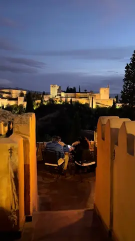 أجمل إطلاله مطعم على قصر الحمراء 🌄 اسم المطعم: el huerto de juan ranas la terraza  خلف المطعم فيه مسجد بساحة جميله مطله على قصر الحمراء . . #اسبانيا #الحمراء #قصر_الحمراء #غرناطة #spain #alhambra  #fyp #foryoupage #granada 