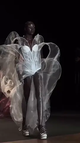Amazing #irisvanherpen via #theperfecmagazine #fashion #pfw #fashiononrock #julianamodine #modeoui #fyp #trending #fyp #trending #fypシ #tiktok 