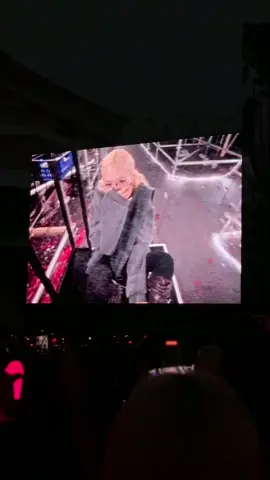 she is so cute 🥹 #rosé #blackpink #deadlineworldtour 