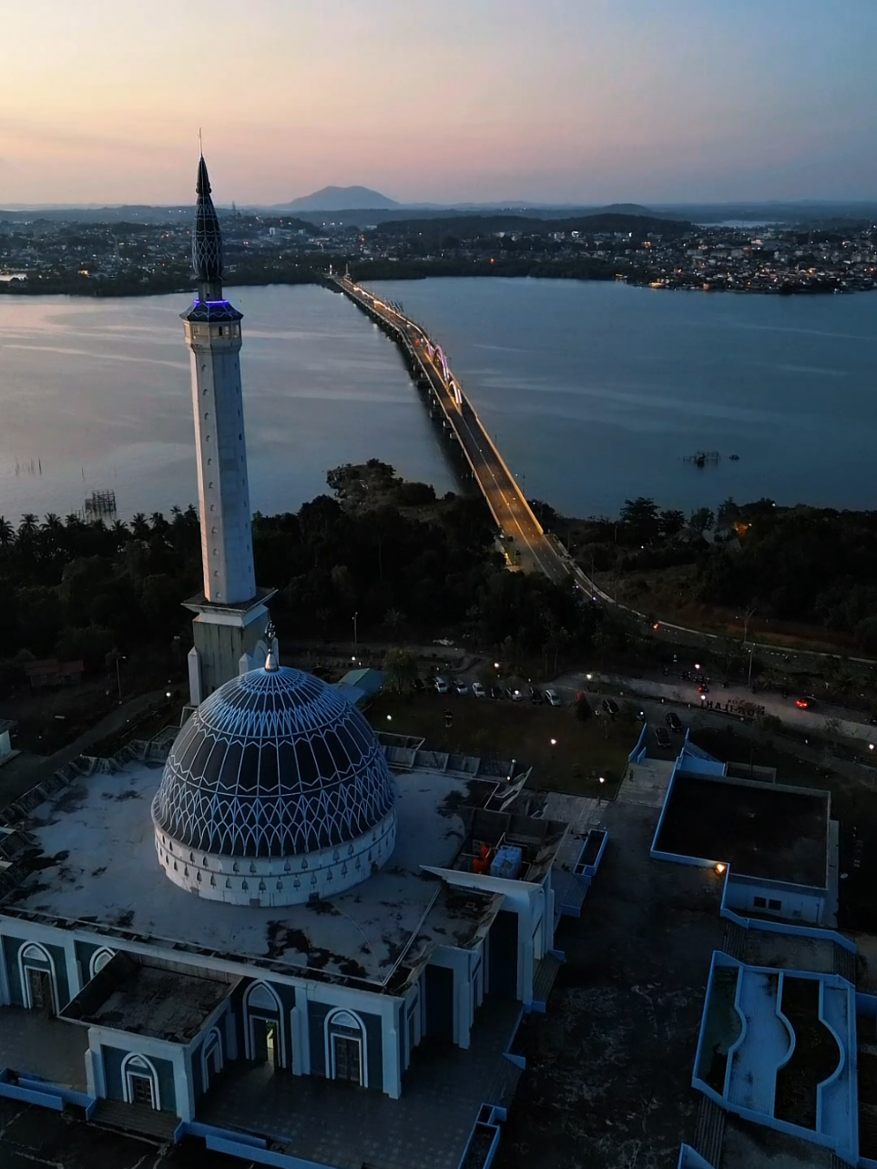 Pernah liat sunset disini ?? Mesjid Raya Nur Ilahi - Jembatan Dompak ✨ #dompak #tanjungpinang #sunset #jembatandompak #bintan #pulaudompak #ceritakepri #infokepri #dji #dronedji  #infotanjungpinang 