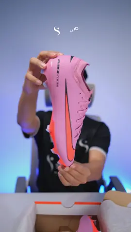 Ini sih terlalu keren kalo hanya untuk dilihat sob, jadi mending diamanin sekalian!🤩🩷 (Nike Zoom Vapor 16 Pro FG) Fitting nya jelas lebih nyaman kalo di grade pro sob, looks nya juga gak ada obat, cakep banget! 🔥 Buruan amanin size lo sekarang, stok terbatas sob! 🙌 Rekomendasi posisi : winger,striker Tipe sepatu : slim Berat sepatu (size 40) : 189 gram #sepatuoriginal #sepatubolaoriginal #rekomendasisepatu #nike #sepatubolanike #nikezoomvapor16 #asmr #pakaiaepatu  #belidisportiidaja #orderdisportiidaja #sportiidkiblatsportsangjuaara #sportiid 