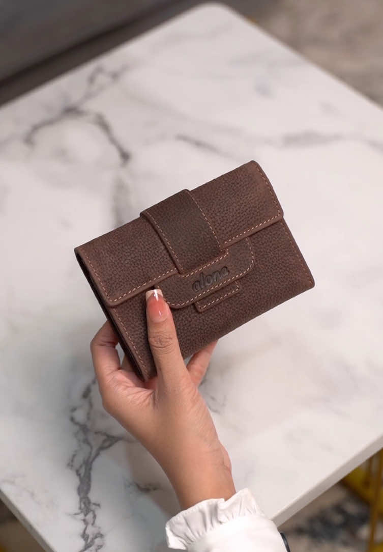 Unboxing Marinka wallet dengan kulit barunya! Yang mina pegang warna Brown ya🤎 #AlonaLeather #stylisheveryday #asmr #rekomendasidompet #wallet #dompetkulit #unboxing 