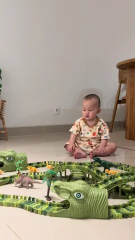 Happy baby main mobil mobilann yaaaa 🥰❤️❤️❤️ #mainananak #mobilmobilan #mobildinosaurus #rekomendasimainan #fyp 