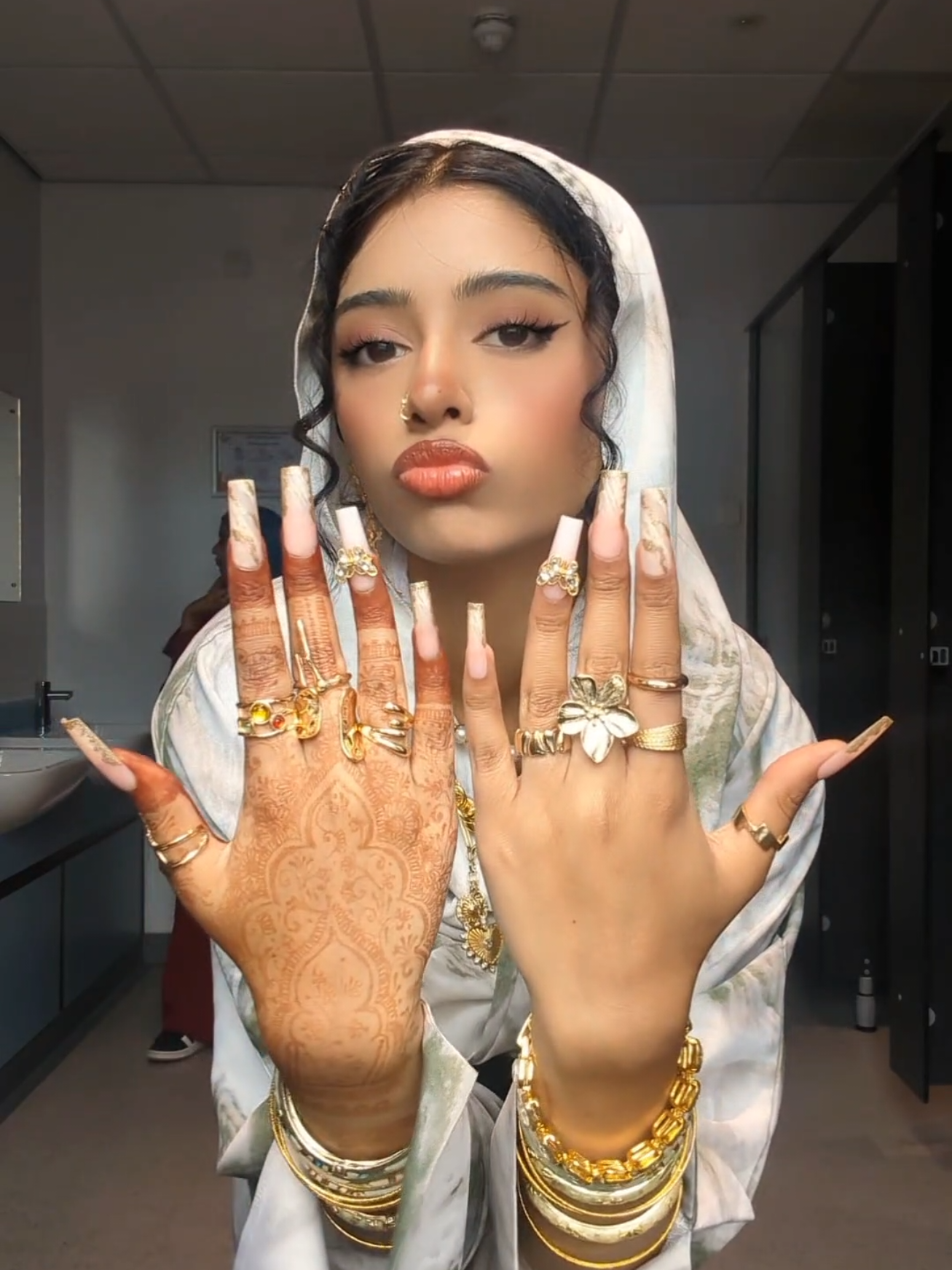 and with that ; The usual OOTD spot  has come to an end !!  #foryou #fashion #jewelry #abaya #outfit #OOTD #fitcheck #fashiontiktok #fashioninspo #outfitideas #makeup #fyp #teamwork 