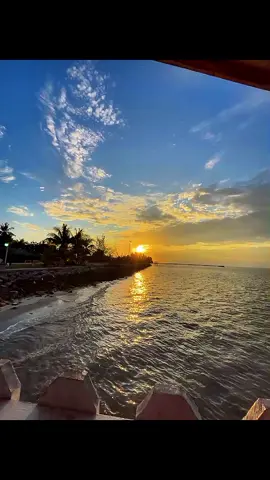Sunset di Penginapan Terapung H. Abdullah Rupat Utara.  #penginapanterapung #foryou #fyp #masukberandafyp #pulaurupat #pariwisatariau #betingaceh #pekanbaru #dumai #riau #duri #bengkalis #allowhighqualityuploads #fypriau @Bot Penginapan Terapung 