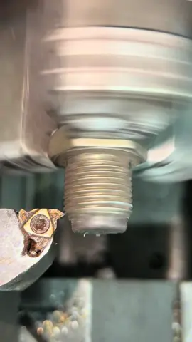 Fazendo rosca 1.5 #machine #torno #fresadora #cnc #usinagem #o #industria #a #metal #mecanizado #mecanica ##fresa #machining #metalmecanica #n ##ceramica #cncmachining #feruuramentaria #tornearia #mecanizadocnc #metalurgia #tornocnc #machinist  #engenharia #tornomecanico #cncmachine
 •	#soldador #soldadura 