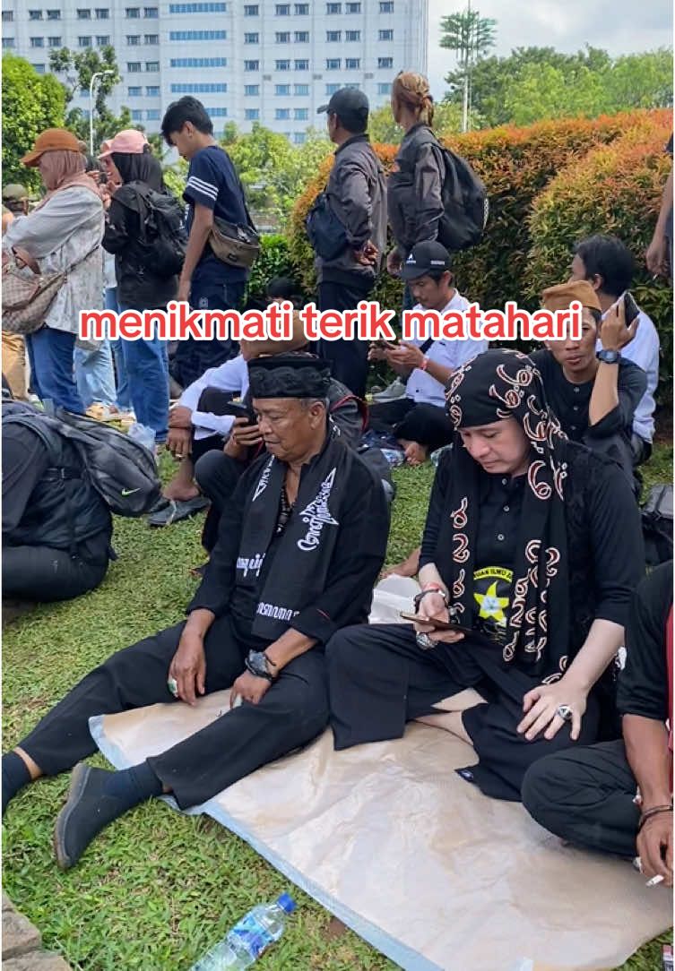 menikmati teriknya matahari #promomakangajian #hsakbar #hsakbarreal #hsakbarpusat #pencaksilat #pencaksilatindonesia #yai #kiyai #kiyaibanten #pengobatan #yaisepuh #yaisepuhnofalaksana❤ #pengobatanalternatif #pengobatansantet #viral #viralvideo #viraltiktok #ruqiyah #pengobatanviral #yaisepuhnovalaksana #hutbhayangkarake79 #polri #fyp #fypシ #fyppppppppppppppppppppppp 