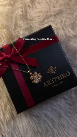 i’m so inlove with this necklace😩😭 #rotatingnecklace #necklace #artphro #necklaces #luckyclover #fyp 