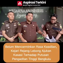 Seperti yang diberitakan sebelumnya, Pengadilan Tinggi (PT) Bengkulu menetapkan vonis pidana penjara selama 6 bulan terhadap Dimas alias DI pelaku pengeroyokan 'Reza' Pelajar di Rejang Lebong hingga lumpuh. Sebelumnya, vonis yang diberikan PN Curup pada sidang putusan beberapa waktu lalu terhadap DI dinilai sangat tidak adil, yakni hanya menjatuhkan pidana bersyarat berupa pelayanan masyarakat selama 60 jam yang harus dilakukan di Masjid At-Taqwa Jalan Agus Salim Desa Pugguk Lalang Kecamatan Curup Selatan. Karena itu PT Bengkulu membatalkan putusan dari PN Curup tersebut, dengan menyatakan DI terbukti secara sah dan meyakinkan bersalah melakukan tindak pidana, lantaran turut serta melakukan kekerasan terhadap anak yang mengakibatkan luka berat.  Selama 6 bulan ke depan, DI akan ditahan di LPKA Kelas II Bengkulu dan melaksanakan pelatihan kerja selama 1 bulan di Balai Pelatihan Kerja Provinsi Bengkulu.  Namun sangat disayangkan, PT Bengkulu menolak permohonan restitusi dari pihak korban, dan orang tua DI hanya dihukum membayar ganti rugi sebesar Rp 300.000, secara bersama dengan orang tua anak lain yang terlibat dalam berkas terpisah. Sementara itu, berdasarkan hasil putusan banding yang dikeluarkan oleh PT Bengkulu, terjadi perubahan vonis hukuman terhadap Biyo alias BK terdakwa lainnya yang terlibat kasus pengeroyokan Reza. Dari amar putusan yang diterima Pengadilan Negeri (PN) Curup pada 3 Juli 2025 kemarin, PT Bengkulu menerima permintaan banding dari penuntut umum.  Untuk terdakwa BK ini, PT Bengkulu menjatuhkan pidana penjara selama 2 tahun di Lembaga Pembinaan Khusus Anak (LPKA) Kelas Il Bengkulu dan melaksanakan pelatihan kerja selama 3 bulan di Balai Pelatihan Kerja Provinsi Bengkulu. Serta dengan menghukum orang tua terdakwa untuk membayar pemberian restitusi sejumlah Rp 35,2 juta, dengan ketentuan apabila pemberian restitusi tersebut tidak dibayar maka jaksa bisa menyita harta kekayaan orang tua terdakwa dan melelangnya untuk memenuhi pembayaran restitusi. Jika dalam hal harta kekayaan orang tua terdakwa tidak mencukupi untuk memenuhi pemberian restitusi maka diganti dengan pidana kurungan selama 1 bulan. Artinya jika melihat dari hasil banding yang dikeluarkan PT Bengkulu, jumlah restitusi yang dikabulkan PT Bengkulu menurun, karena sebelumnya PN Curup menetapkan restitusi sebesar Rp 90 juta untuk pelaku BK yang merupakan pelaku utama. Hanya saja meski begitu, pihak Kejari Rejang Lebong menganggap putusan dari PT Bengkulu tersebut belum mencerminkan rasa keadilan, sehingga Kejari Rejang Lebong mengajukan Kasasi terhadap putusan tersebut. #curup #rejanglebong nglebong #kasusviral 