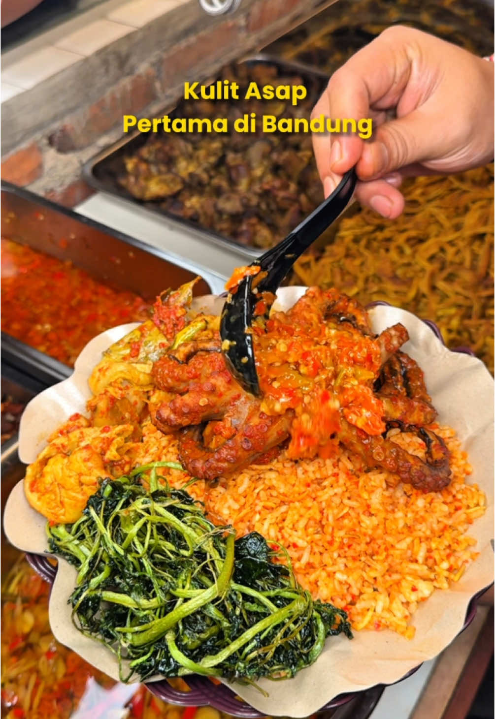 Baru lagi di bandung! Ada kulit asap yang dipakein nasi pedes ibu mertua mantep😍🫰🏻 #kulitasap #kuliner #kulinertiktok #kulinerviral #kulinerbandung #bandungkuliner #bandungkulinermurah #kulinerbandungenak #placetogobandung #creatorsearchinsights 