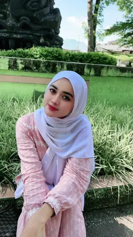 Ketika aku mencoba menahan rasa malu ditengah orang ramai😅a🤭