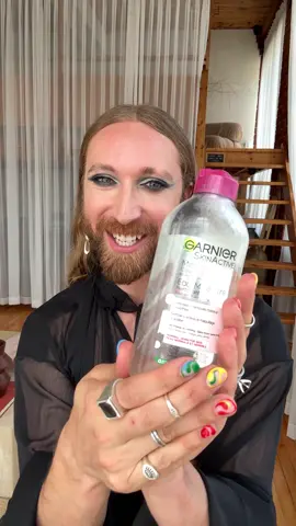 #ad Pro Tip use @Garnier Canada Micellar Water to transform your eyeshadow! Easily picks up fall out shadow & leaves the skin refreshed NOT oily 👏🏻 #makeup #makeuptip #makeuphacks #skincare #skincarehacks 