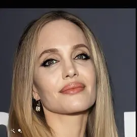 ✨ Angelina Jolie Brilha com Elegância Atemporal 💫👗 Angelina Jolie provou mais uma vez que a elegância não tem prazo de validade! Com um look sofisticado, discreto e cheio de classe, ela encantou a todos ao surgir em mais um evento de gala. A atriz mostrou que estilo e presença são marcas registradas de sua personalidade. Cada detalhe do visual — do cabelo ao sapato — reforça por que ela é considerada um ícone fashion global. Quer ver mais momentos de puro glamour como esse? Então curta, comente e compartilhe! 👠📸 #AngelinaJolie #ElegânciaAtemporal #EstiloDeEstrela #LookDoDia #RedCarpet #Moda #BelezaSemIdade #Divina #FashionIcon