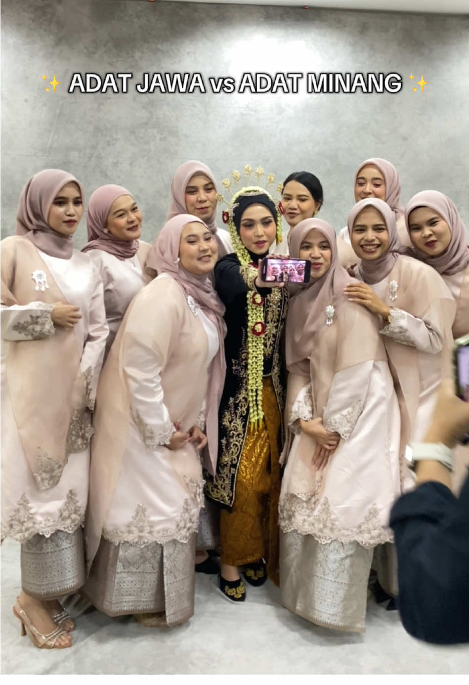 #weddingtiktok #weddingdress #safiiraweddingplanner #weddingorganizer #adatminang #nikahanviral #adatjawa #weddingorganizertangerang #weddingplanner #weddingantimeinstream 