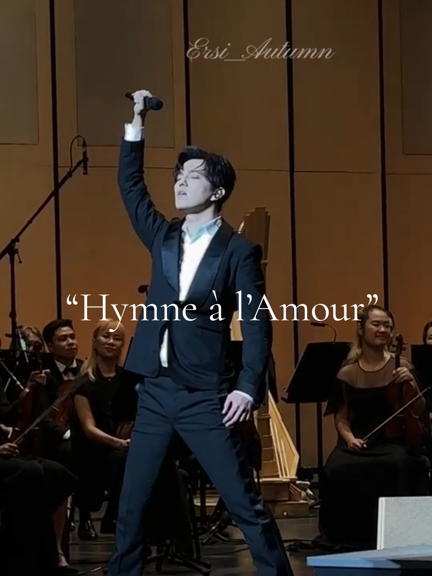 ✨ “Hay canciones que nacieron para ser eternas, pero cuando la voz de Dimash las toca, vuelven a nacer. ‘Hymne à l’Amour’ es un himno que él convierte en abrazo, susurro y grito de esperanza, todo al mismo tiempo. No importa si la canta en Hanoi frente a miles de almas o en China con lágrimas contenidas: su interpretación siempre nos llena de una forma que sólo él sabe. Es su forma de sentir cada palabra, cada silencio, cada nota aguda que acaricia el cielo. Y la orquesta, sublime, convierte cada segundo en pura poesía sonora: cuerdas, vientos, percusión… cada instrumento sostiene la delicadeza de su voz como si abrazara un secreto. A veces la música es más que música: es puente, es consuelo, es la prueba de que no estamos solos. Dimash nos enseña que el amor siempre encuentra su himno, aunque cada vez se cante en un idioma distinto. Gracias por recordarnos que sentir vale la pena. Que amar es un acto valiente. Que la belleza todavía existe, y suena así. ✨ 🌹 Сенің даусың бізге үміт береді. Сен барсың — жүрегіміз ешқашан жалғыз емес. ✨🤍 #Dimash #DimashKudaibergen #HymneALAmour #Hanoi  #China #HimnoDelAmor #OrquestaSinfonica           @Dimash Qudaibergen 