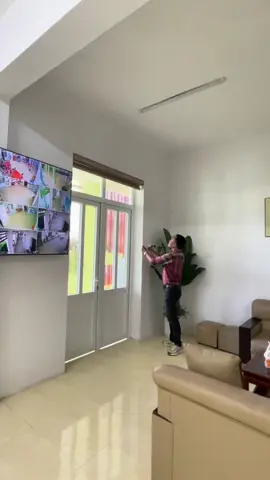 Vơ vẩn thật, những hình ảnh người đàn ông chăm chỉ lao động lắp rèm như này lại không bao giờ được lên xu hướng. Ấy vậy mà mấy đứa em gái trẻ đẹp hở V và M thì video choá nào cũng triệu viu. Xã hội sắp loạn cmn rồi.