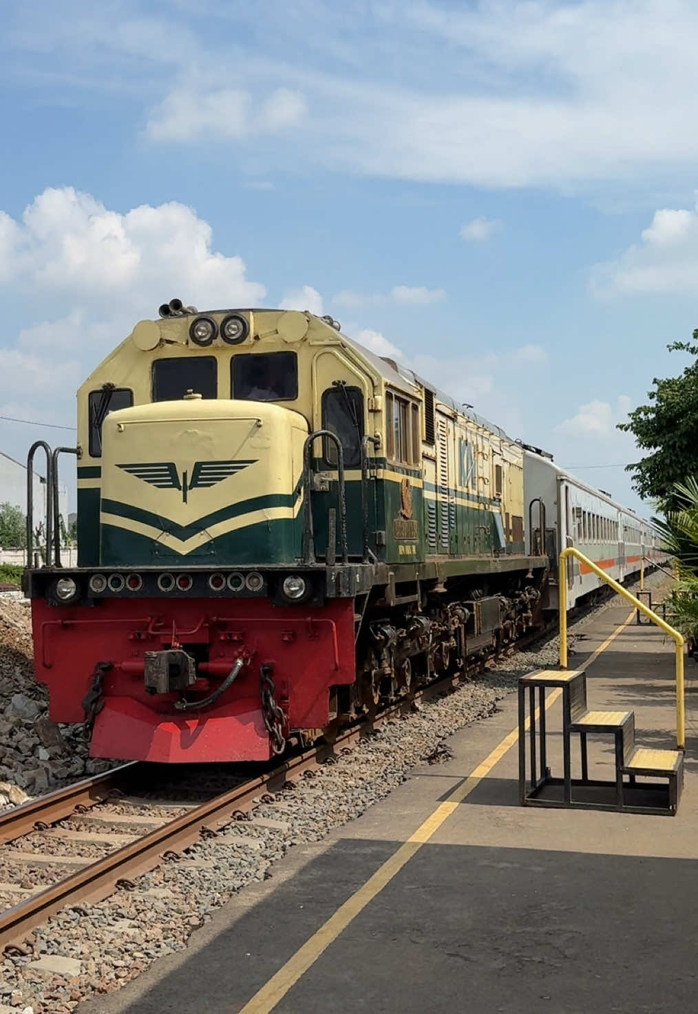 Kereta api Argo Airlangga di tarik lokomotif vintage cc 201 83 34 dipo induk SMC, Datang stasiun cikampek. Kepada petugas pengamanan terima kasih sudah membantu kemanan penumpang. #keretaapikita #kai121 #cc206 #lokomotif #sukakereta #sukakereta #sukakereta #railfans #railfansindonesia #fyp #latepost #cintakereta #keretaapi #keretaapiindonesia #cc201 #cc203 #trains #trainspotting #transportation#railways #trend #viral 