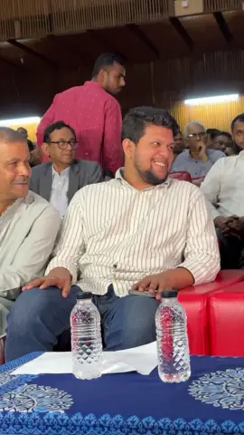 উপদেষ্টা আসিফ নজরুলের কথা শুনে হাসি দিলেন মাহফুজ আলম 
