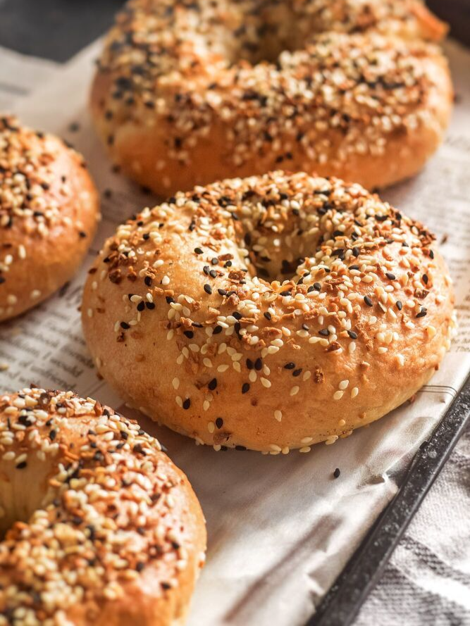 Recette de bagel maison MEGA simple roches en PROTÉINES. Seulement avec quelques ingrédients ⬇️ Ingrédients :  - 200g fromage blanc  - 200g farine  - 1 sachet levure chimique  - Sel  - Oeuf - Graines de sesame  Cuisson au four 15-20 min à 180 degrés  #bagel #bagelmaison #recettehealthy #healthy #pertedepoids #equilibrealimentaire