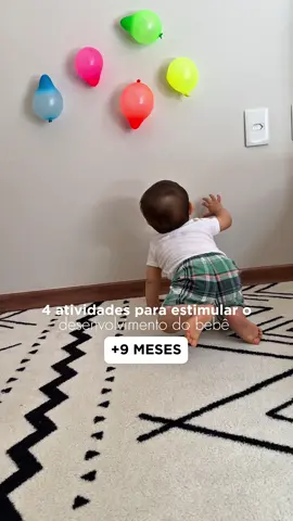 Atividades para bebês a partir de 9 meses 👶🏻✨ Salva esse post pra testar aí na sua casa! 1. Desgrudando cotonete Cole cotonetes com fita crepe na bandeja da cadeirinha e deixe o bebê tentar tirar. → Estimula a coordenação motora fina e o foco nos movimentos pequenos. 2. Capturando balões Balões colados na parede pra ele levantar e alcançar. → Ajuda no equilíbrio e fortalece as perninhas. 3. Puxador de objetos Objetos colados com fita adesiva pra ele puxar um por um. → Trabalha a força das mãos e a coordenação motora fina. 4. Explorador em pé Balões pendurados em fita no portal da porta. Ele fica de pé e tenta pegar. → Estímulo perfeito pra quem tá começando a se levantar sozinho! 🍼Atividades indicadas pra bebês que já ficam de pé com apoio. Sempre com supervisão, claro! 💛Me conta qual você mais gostou e acompanha por aqui pra mais ideias de brincadeiras e maternidade real! #atividadespedagogicas #atividadesparabebes #maternidade #dicasparamamaes #bebe #filhos 