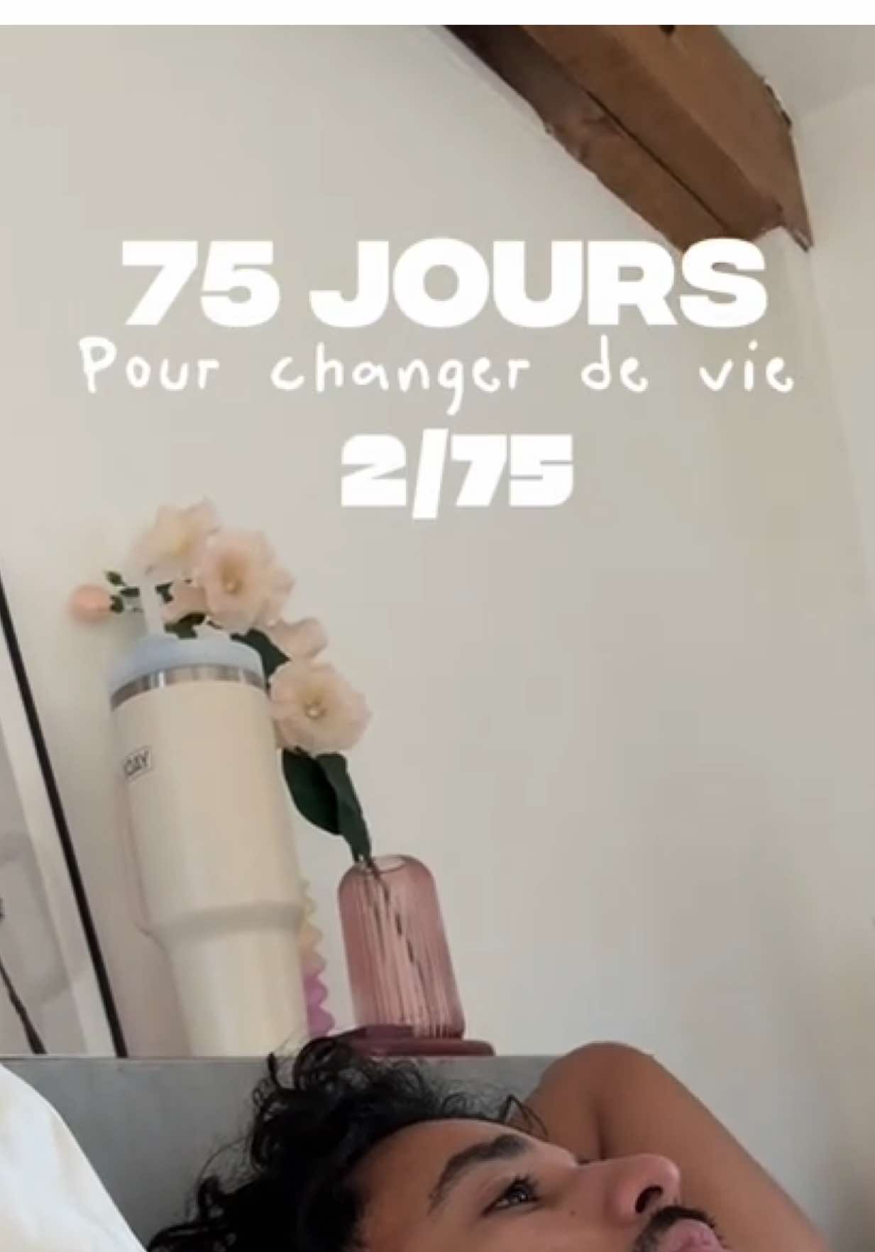 Aujourd’hui j’ai testé une nouvelle recette de pancakes protéinés (oui, j’ai galéré au début, mais j’ai vite pris le coup ✌️). Et surtout… j’ai découvert le HYROX ! C’est hyper tendance en ce moment, alors je me suis dit : « Pourquoi pas moi ? » 💪🔥 Ça fait 48h que je tiens sans grignotage. Franchement parfois j’ai faim de ouf, mais mes petits fromage blanc + kiwi me sauvent la vie (et c’est super bon 🍶🥝). Le plus fou dans tout ça ? J’ai l’impression, en seulement deux jours, de reprendre confiance en moi. Avant, jamais j’aurais osé me montrer torse nu, même en photo. Aujourd’hui je le fais en vidéo. Pas par ego, mais parce que je sens que quelque chose est en train de changer ✨ Ah et niveau hydratation, je suis au taquet ! 2 à 3 litres d’eau par jour selon mes efforts 💧 On continue, un jour à la fois 💥 #hardchallenge #changerdevie 
