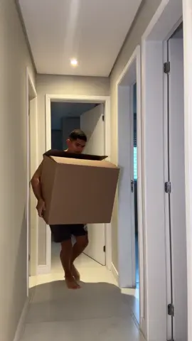 sou assim quando compro algum presente E o 7.7, Aniversário da @Shopee Brasil HOJE! 🧡 Pra comemorar a dona Shô tem 14 MILHÕES de reais em cupons, frete grátis e até 30% OFF. Dá uma olhada na aba de Lojas oficiais do app e aproveita pra encher seu carrinho! *publi