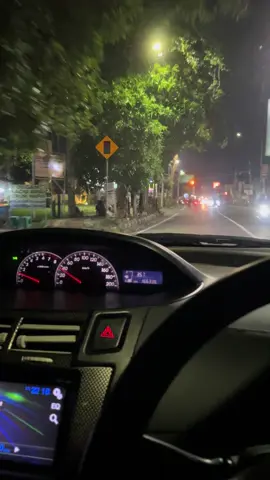 Gatau kemana yang penting di dalam mobil terus dengerin musik kenceng banget.🥹 #malam #kacau #fyp #mobil 