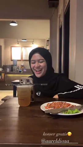Mencoba menjadi kaka Tabola bale