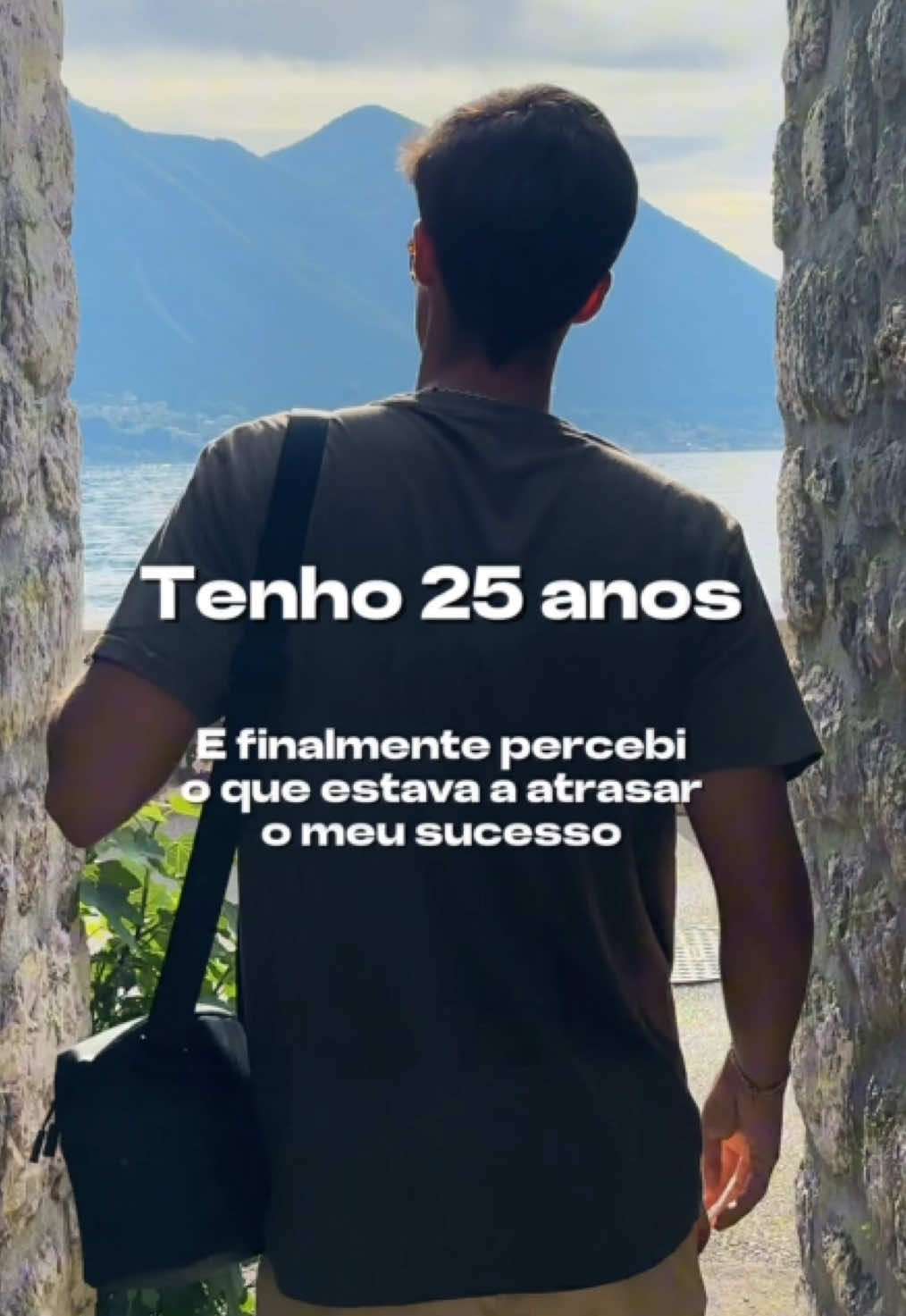 Talvez isto seja aquilo que precisavas de ouvir hoje. Hoje, vivo de algo que realmente gosto. Tenho tempo para criar, aprender, experimentar novas ideias e pensar em formas de aumentar o meu potencial todos os dias. Mas nem sempre foi assim! Antes, sentia-me preso. Um trabalho que me drenava, uma rotina que me deixava em piloto automático. Vivia num ciclo onde o tempo passava, mas eu não crescia. Não criava. Não evoluía. A maior mudança não foi externa, foi interna. Deixei de aceitar o “tem de ser assim” e comecei a perguntar “e se eu criasse algo meu?” Agora sou eu que construo o meu caminho. Com liberdade. Com propósito. Com vontade de acordar todos os dias e fazer melhor. Se também te sentes estagnado, sem energia ou motivação, talvez o que te falta não é descanso… É direção. Arrisca. Aprende. Reinventa-te. Nunca é tarde demais para começares a viver uma vida que realmente faça sentido para ti. Porque sim… Tens mais tempo do que pensas, mas menos do que sentes. Aproveita-o. #ugc #ugcportugal #ugccreator #ugchomem #ugcmalecreator #lyfestyle #ugceurope #ugccontentcreator #nomadadigital #freelancer #9to5 #myownboss #freelancerportugal #ugcjourney 