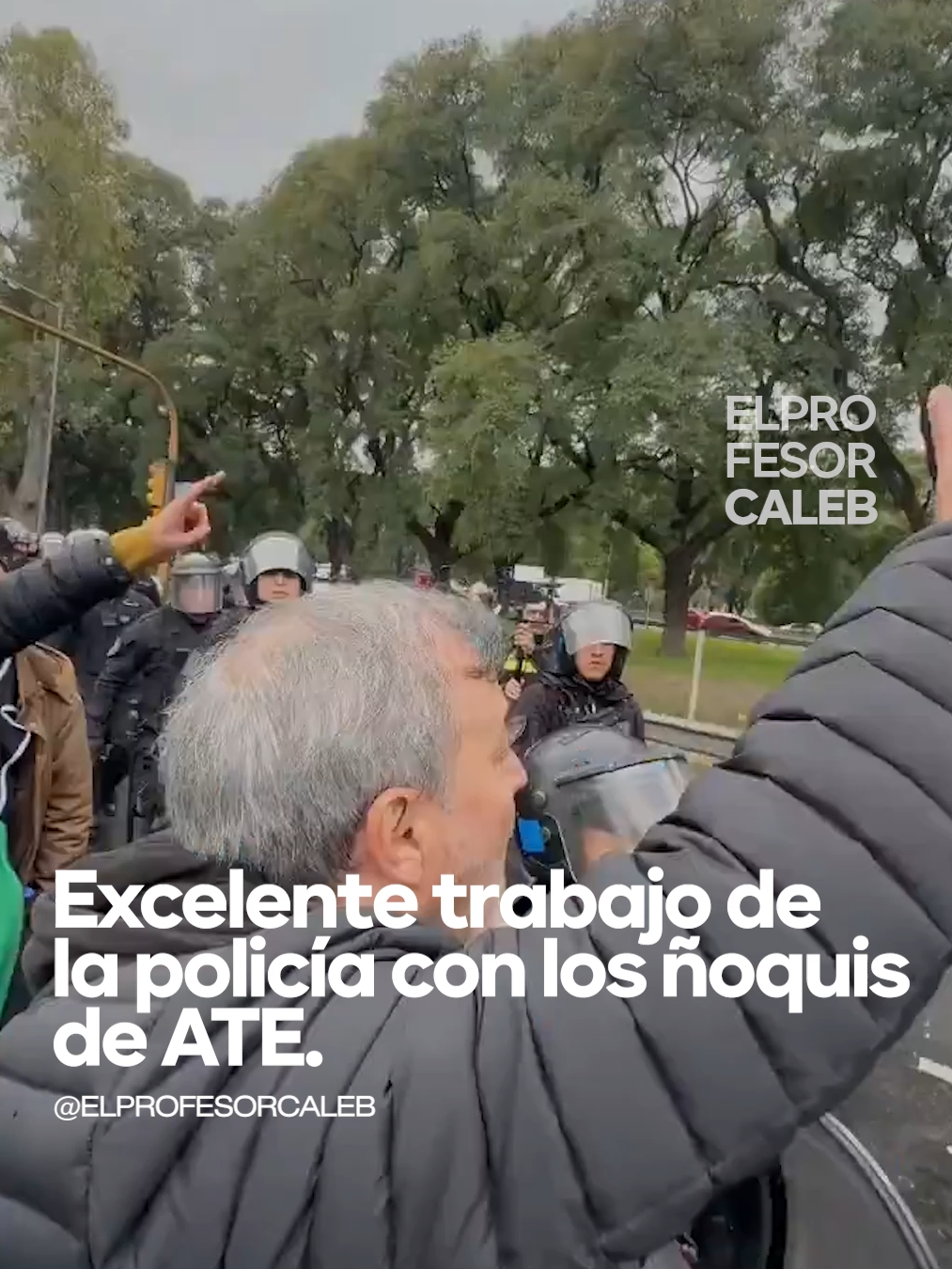 Gran trabajo de la Federal contra los ñoquis de ATE que querían tomar la Gral. Paz. Se marcha por la vereda y sin cortar la calle.