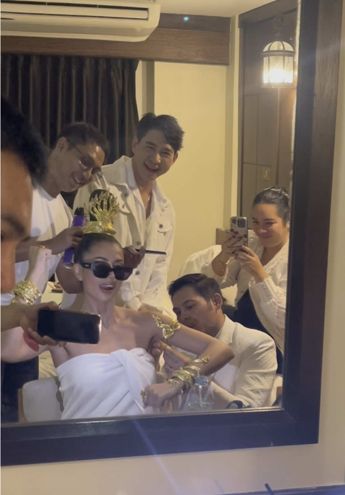 เธอโยกอยู่ในฟลอ 💃🏽 ⬅️ ➡️ ⬅️  why is everyone so serious? 