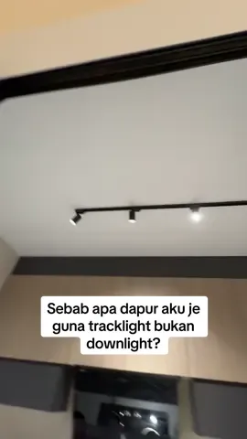 Dapur aku ada satu je light point. Taknak hacking, jadi aku pasang tracklight je terus! Satu point tapi ada 4 lampu boleh laras nak hala ke mana. Kalau korang pun tengah setup dapur, boleh tengok lampu ni kat beg kuning. Tengah promo 😍