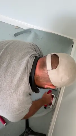 The @Sarmazian Bros. Flooring Kneeless putting in the work, watch the carpet move 👏 #flooring #pov #satisfyingvideo #flooringinstaller 