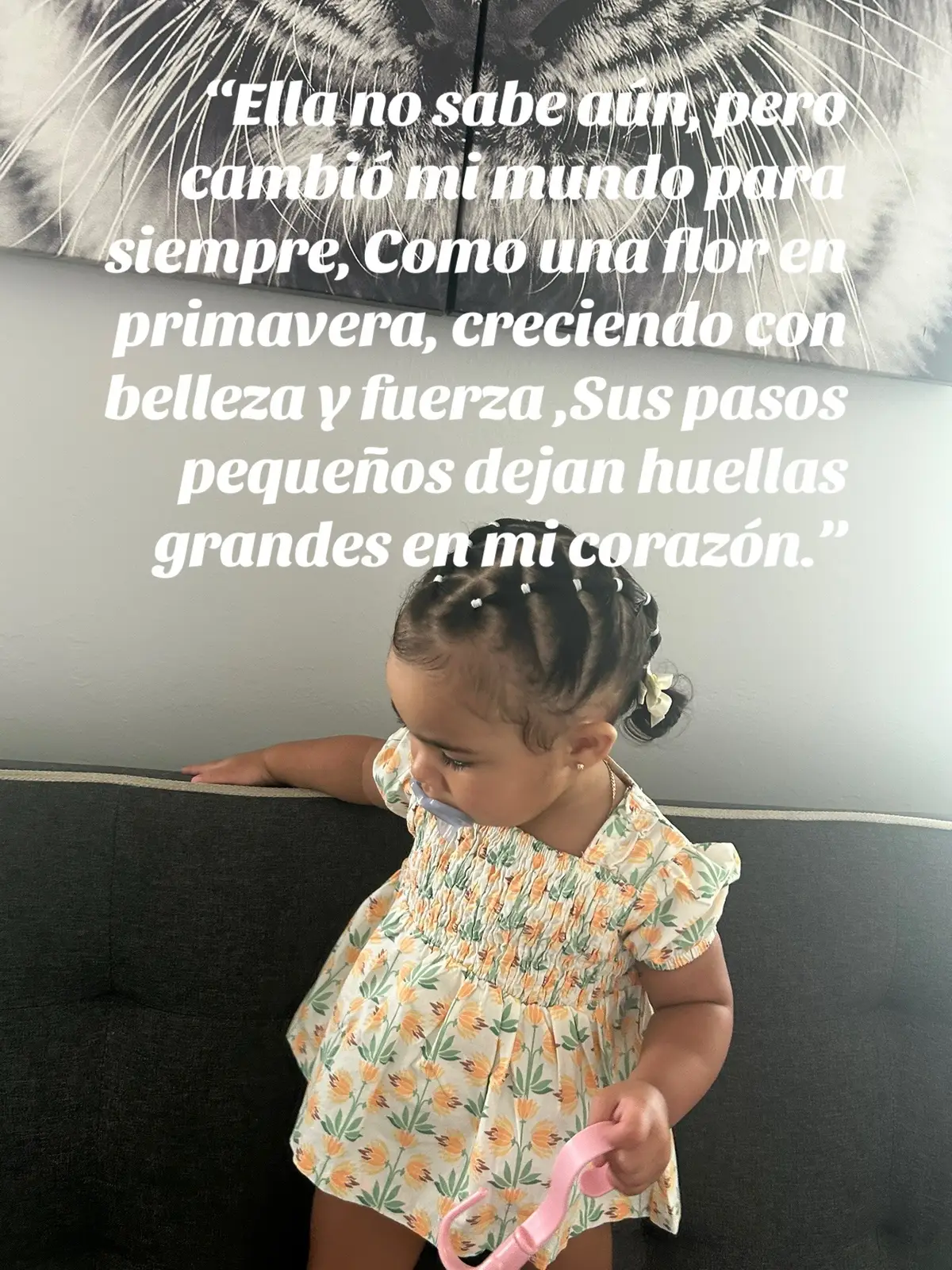 “Hay momentos en la vida que se quedan grabados en el alma, y estas fotos son uno de ellos. Porque en su mirada veo el reflejo más puro del amor, en su risa escucho la melodía más sincera de la felicidad, y en su existencia comprendo que no hay mayor bendición que ser su mamá .Verla crecer es como ver florecer una promesa de  vida, cada día más fuerte, más valiente, más llena de luz. No hay libro que me haya enseñado tanto como ella lo hace con sus gestos, sus palabras, su forma de descubrir el mundo con una inocencia que desarma y una sabiduría que asombra. No sé qué le deparará el destino, pero sí sé que haré todo lo posible para que nunca le falte amor, apoyo y un lugar seguro donde siempre pueda volver. Porque ella no es solo mi hija… es mi motivo, mi guía, mi todo.”