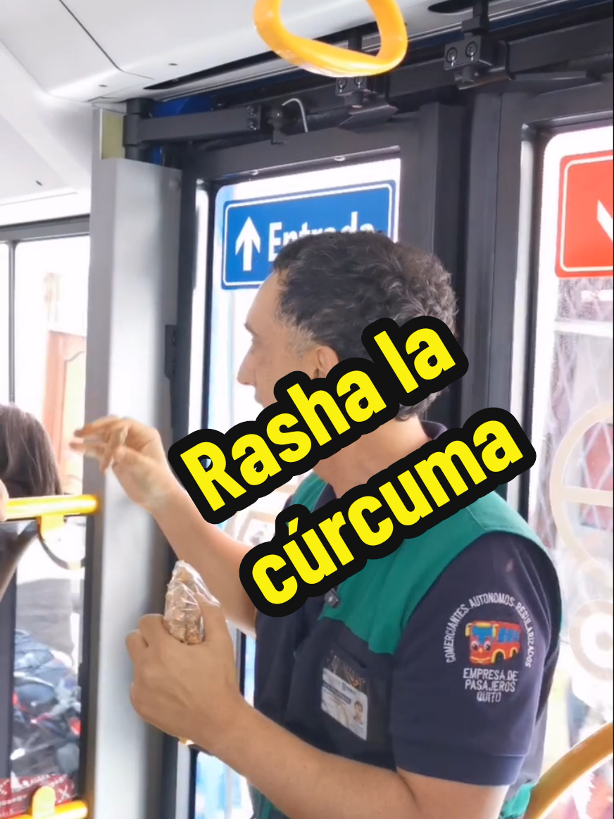 Enseñando como usar la raíz de cúrcuma a @EL PIRATA  #curcuma #raiz #medicinanatural #especia #vendedor #negocios #emprendimiento #CapCut 