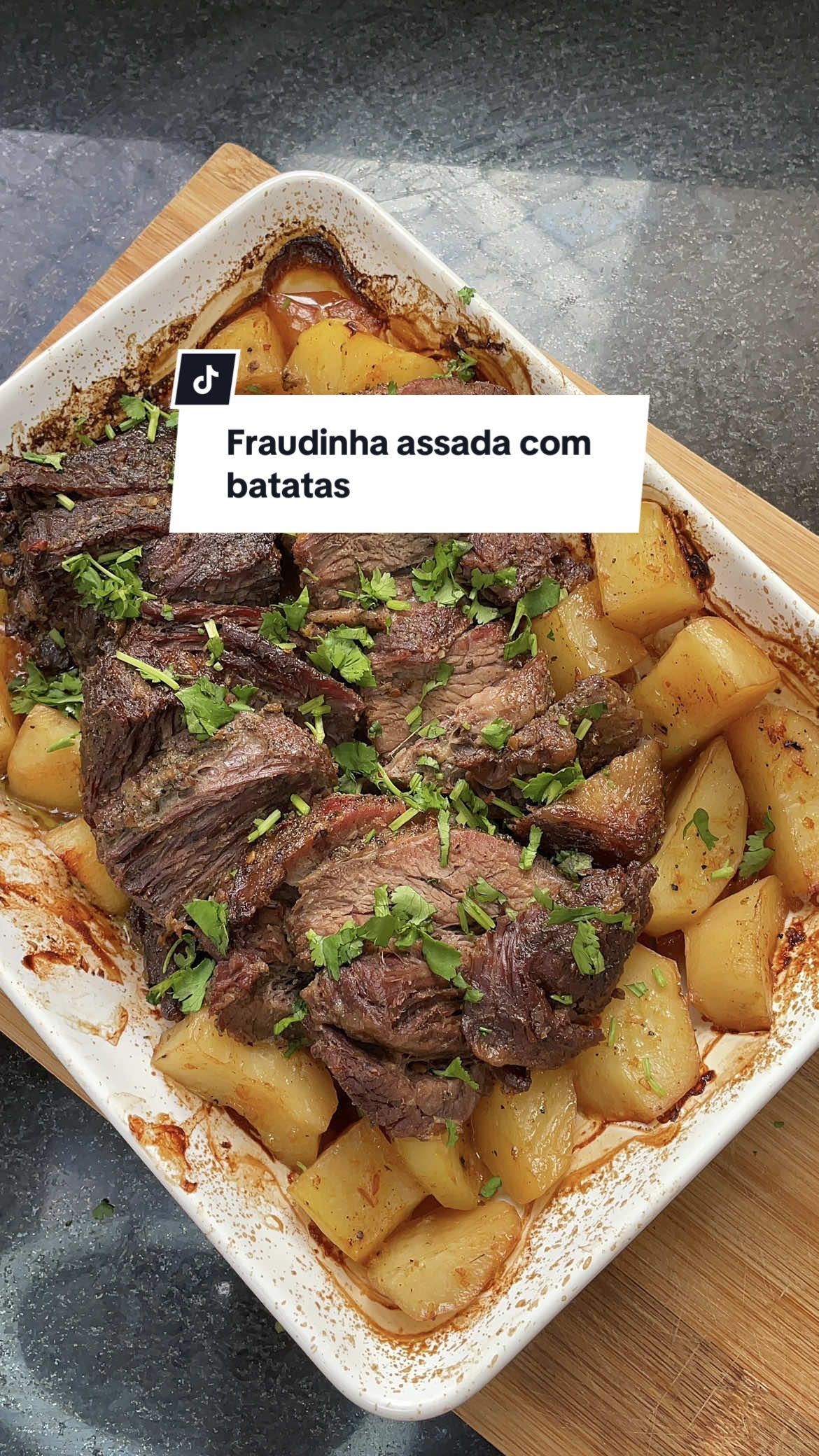 Fraudinha assada com cebola e batatas 1K de Fraudinha 4 dentes de alho Pimenta do reino Pimenta calabresa Temp Ana Maria Fio de azeite Sal 3 batatas Orange papper 1 cebola grande em rodelas Preparo: Um dia antes tempere a carne, com todos os temperos e deixe marinando na geladeira, na travessa coloque um fio de azeite, faça uma 