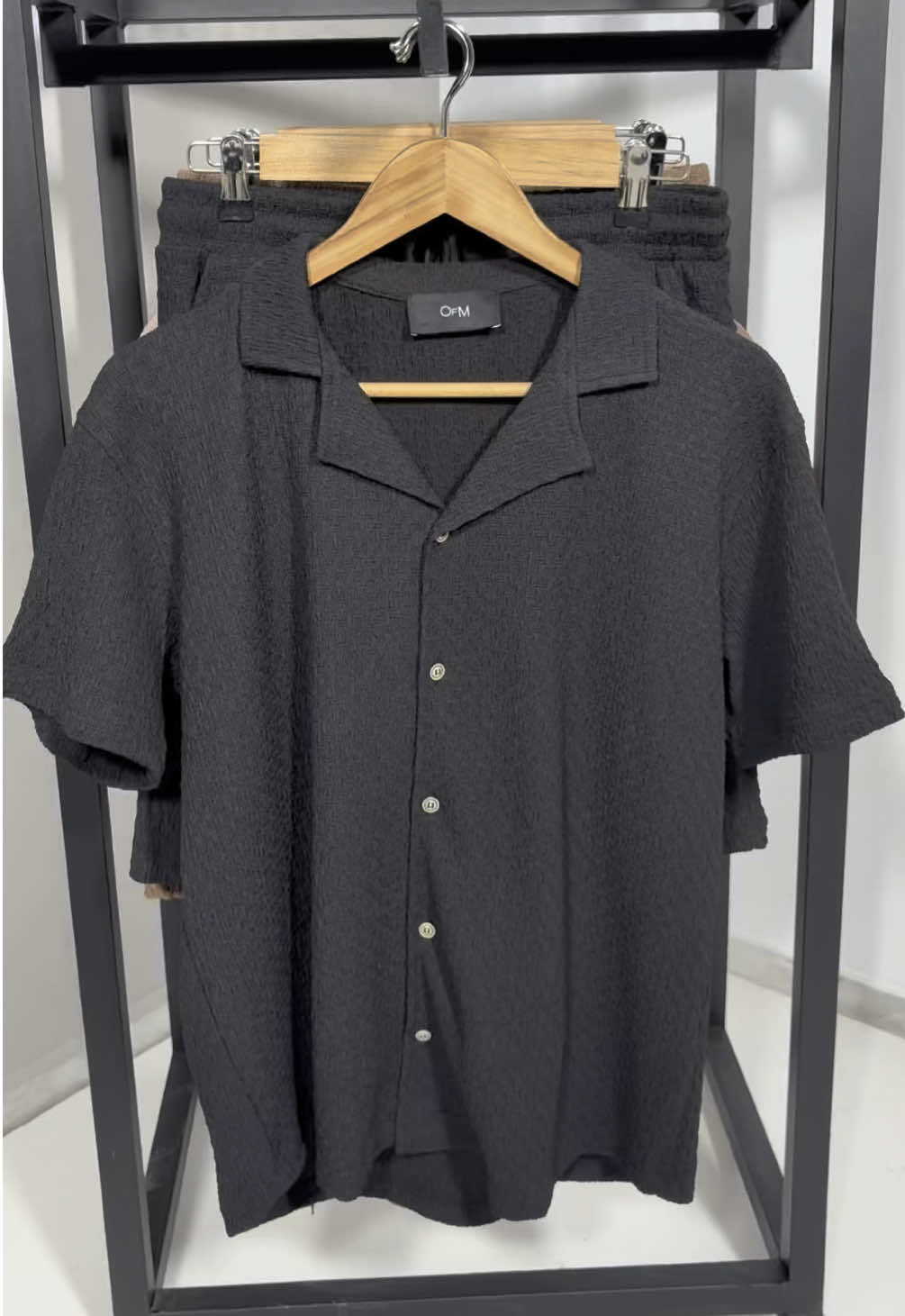 🧥 Nouvelle collection été – Ensemble Chemise + Short Look tendance, léger et confortable, parfait pour un été stylé ! Disponible en 3 couleurs élégantes : 🖤 Noir | 🤎 Marron | 🤍 Beige ✔️ Coupe moderne ✔️ Tissu respirant et texturé ✔️ Idéal pour les journées chaudes ou les soirées chill 📞 Commandez maintenant au 28 169 957 📦 Livraison rapide partout en Tunisie 🇹🇳 . #ensemblehomme #lookété #chemisehomme #shorthomme #modehommetunisie #stylemasculin #fashiontunisien #tenuehomme #tunisianmenstyle #onlyformen #lookdujour #SummerFit #fashiondeal #promoété2025