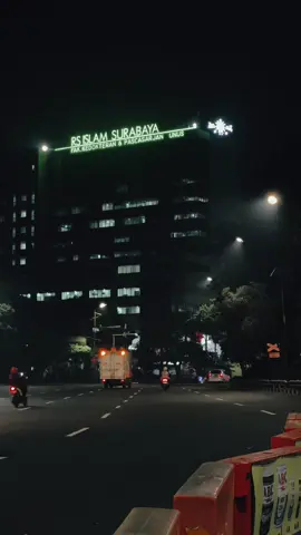 lak awan macet sumuk, lak bengi syahdu😂 #rsisurabayaayani #royalplazasurabaya #surabayahitz #surabayatiktok #surabayamalam #fyp #fypシ 