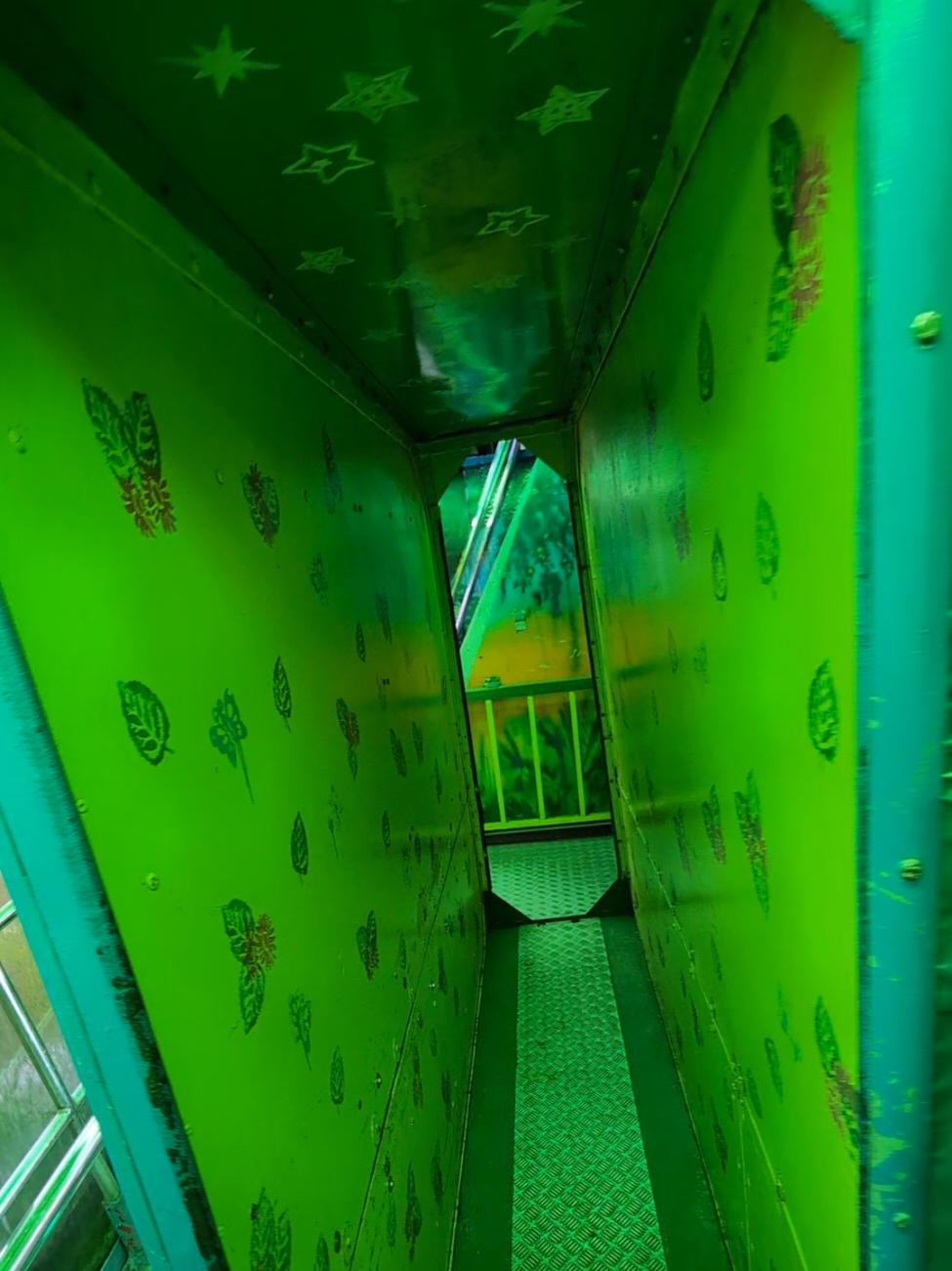 This FUNHOUSE is old but GOLD! There's definitely some scenes from GREASE on here 😅 #fyp #funhouse #roblox #carnival #funfair 