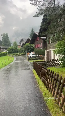 أستمتع بجمال الأمطار في الريف السويسري 🏡💚 🌧️🇨🇭07.07.2025 #مرشد_سياحي_في_سويسرا #تصويري #انترلاكن #السعودية #الامارات #سويسرا 
