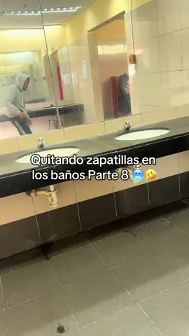 Quitando zapatillas 😅 #bromaspesadas #baño #zapatillas #broma 