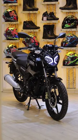 125 sinifinin lideri; TVS Raider performansı ilə danışır! Raider-in estetikası funksionallıqdan imtina etmədən diqqət çəkir. Kəskin xətlər, ön LED DRL-lər və aerodinamik yan örtüklər ona mükəmməl naked motosikleti görünüşü qazandırır. Gənc nəsli, modern sürücünü, şəhər ritmini və ekonomik performansı eyni gövdədə birləşdirən tam yeni konsepsiya olan Raider 125-in 2025 versiyası texnologiya, dizayn və performans baxımından öz sinfində tərifləri yenidən yazır. - SmartXonnect texnologiyası: Bluetooth bağlantı - i-GO sistemi: Start/Stop funksiyası ilə yanacağa qənaət - Rəngli TFT panel - Eco / Power sürüş rejimləri - UBS – Unified Braking System 📞 +994 (50) 578 07 07  🌐 Grandmoto.az 📌 Azadlıq pr.151, Bakı, Azərbaycan. #grandmoto #tvsmotorcompany #motosiklet #tvsazerbaijan #tvsraider125 #tvsraider2025 