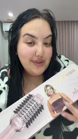 Vocês gostam de usar escova secadora? Tem costume de usar? Eu acho muito mais pratico do que fazer no secador normal e escova na outra mão.  Id: 5MBSYM-ULLK #escovasecadora #viihtube #DataDupla #MercadoLivre @Mercado Livre 