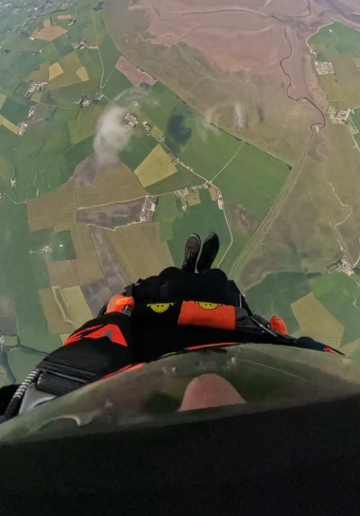 Currently in hospital, so enjoy the views and this banger 🎶 #skydiving #freefall #parachute #freeflying #skydive #parachutejump #insta360 #fast #jump #adrenaline #risk #fullsend #rush #fall #fun #sport @metallica 