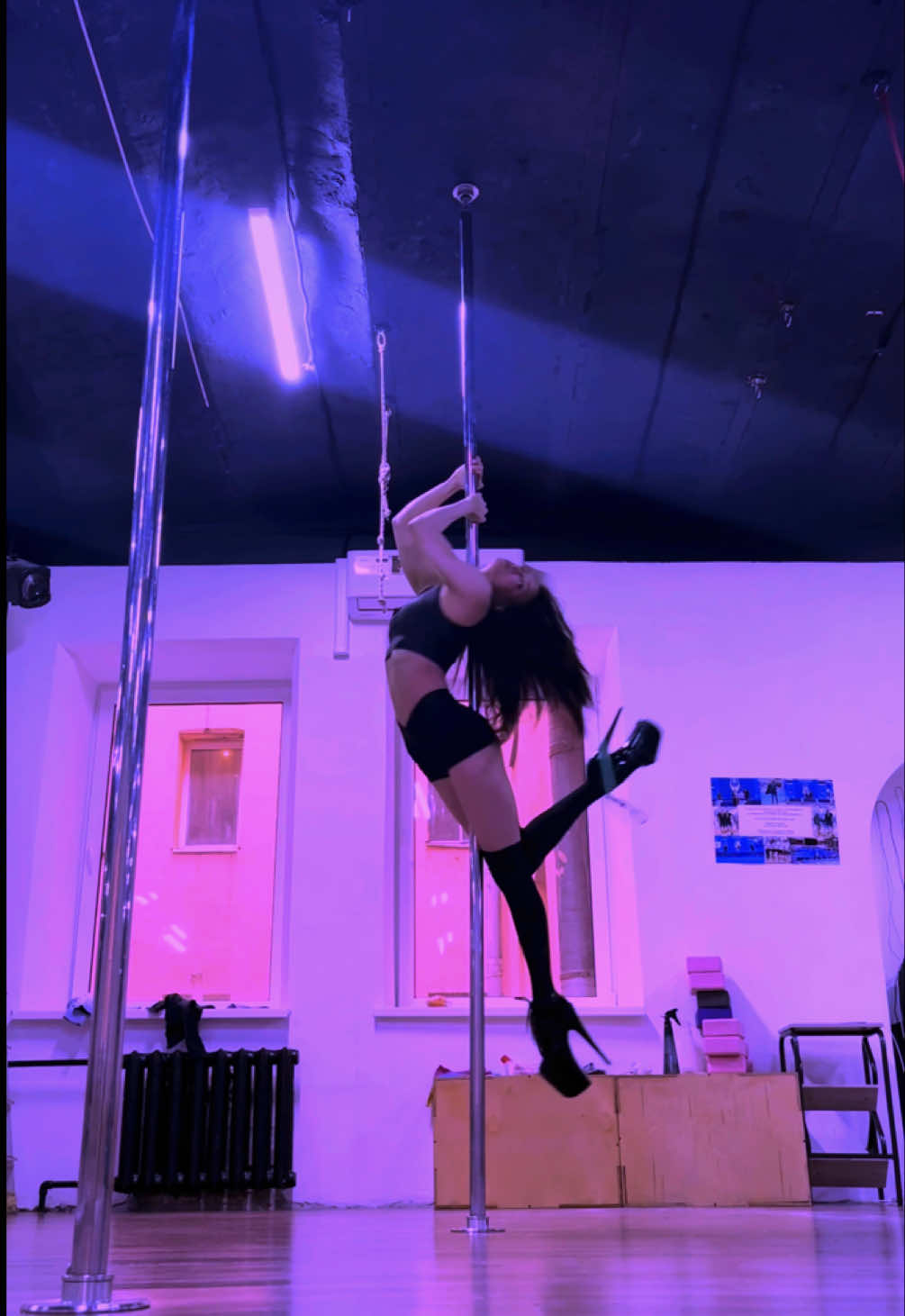 Outside leg hang to superman 💞  Spin pole combo beginner/ intermediate  #PoleDance #PoleFitness #PoleArt #PoleDancer #DanceChallenge #FitnessJourney #DanceLife#poletok#flexible#choreography#flow #PolePerformance #PoleTricks#flexibility #DanceFlow#polefit #polebeginner #polecombo  #Пилон #СтрипПластика #Экзот #Полдэнс #ТанцыНаШесте #Танцовщица #ФитнесТанцы